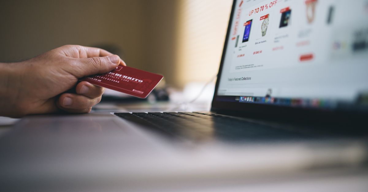 A person entering a card to pay online — the payment flow that determines a SaaS platform's PCI DSS scope.
